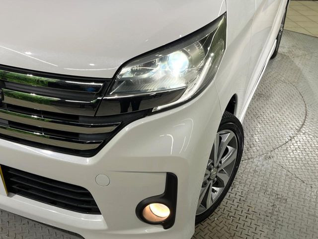 【HIDヘッドライト】非常に明るく前方を照らしてくれるので、悪天候や夜間の走行時も視界良好で安心してお乗りいただけます。