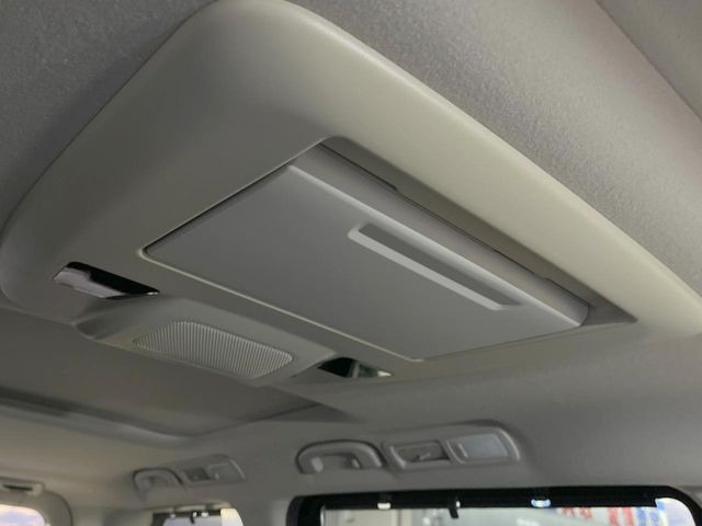 【BOSEサウンド付きリヤエンターテインメントシステム】後席にお座りの方も大満足の、人気メーカーオプションを装備。専用の音響システムと、大画面のモニターで移動中もDVD等をお楽しみいただけます。