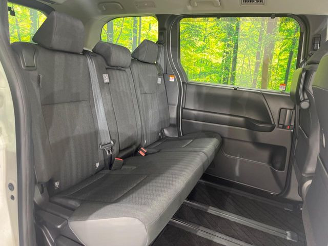 広々とした2列目シートは居住性が高く、居心地も快適!友達や家族とのお出かけにぴったりです。ベビーシートやチャイルドシート使用時も快適にお過ごしいただける十分な空間を確保しています。