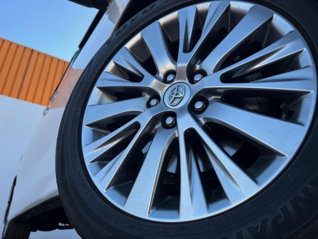 �y����18�C���`�A���~�z�C�[���z�O�ςɃ}�b�`���������A���~�z�C�[���𑕒����Ă���܂��B�e��ЊO�A���~�z�C�[����A�X�^�b�h���X�^�C�����戵�����Ă���܂��B���񂲑��k����������