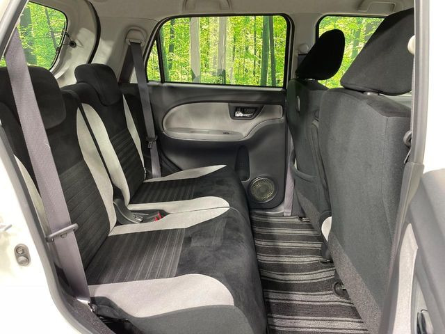 後部座席も気になるようなキズ・汚れやへたり等、大きなダメージはなく、良好な状態です。