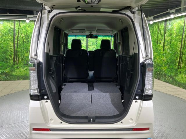 普段のお買い物や通勤、送迎等に十分な荷室スペースを確保しております。セカンドシートを倒すと、大きな荷物の積載も可能です♪