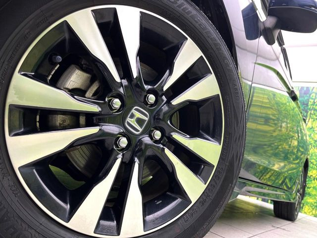 【純正15インチアルミホイール】外観にマッチした純正アルミホイールを装着しております。各種社外アルミホイールや、スタッドレスタイヤも取扱いしております。是非ご相談ください♪