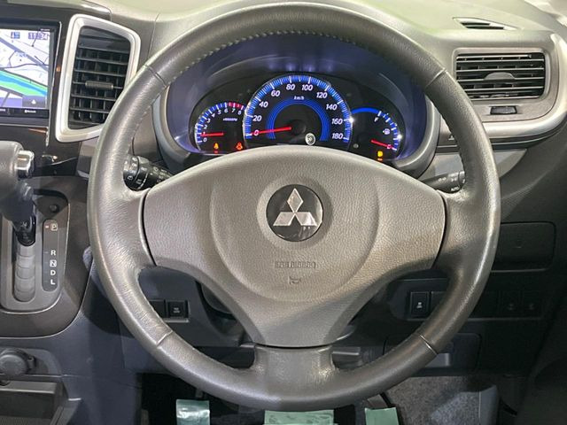 �C���e���A�ɍ��킹���f�U�C���̃X�e�A�����O�́A�^�]�������̂��Ƃ��l���A�^�]���₷���`��A�傫���ł��B�����x�A���ۂɐG���Ă��m���߂��������B