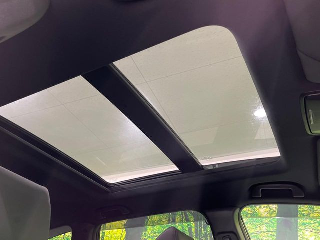 【パノラマルーフ】大型のガラスルーフ搭載で車内の解放感が一気にアップ!開放的なドライブをお楽しみいただけます。