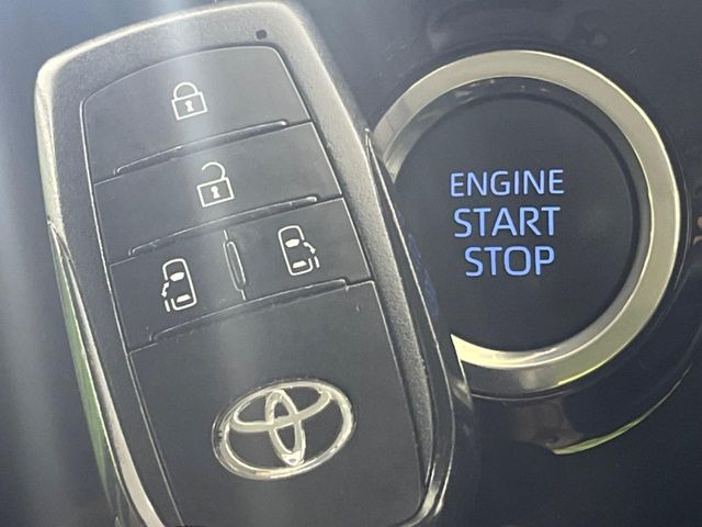 【スマートキー】カバンやポケットに入れたままでもドアの施錠・解錠が可能なスマートキーを装備。エンジンのオン・オフ時もカギを取り出す必要が無いからとっても便利です♪