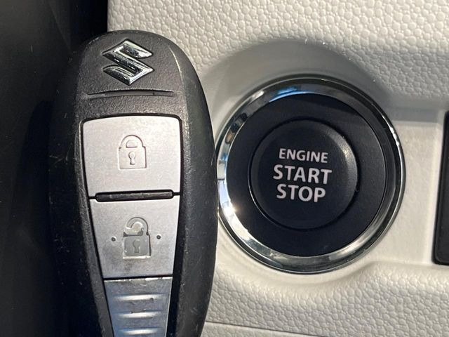 【キーレススタートシステム】カバンやポケットに入れたままでもドアの施錠・解錠が可能なスマートキーを装備。エンジンのオン・オフ時もカギを取り出す必要が無いからとっても便利です♪