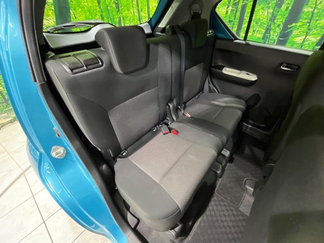 後部座席も気になるようなキズ・汚れやへたり等、大きなダメージはなく、良好な状態です。