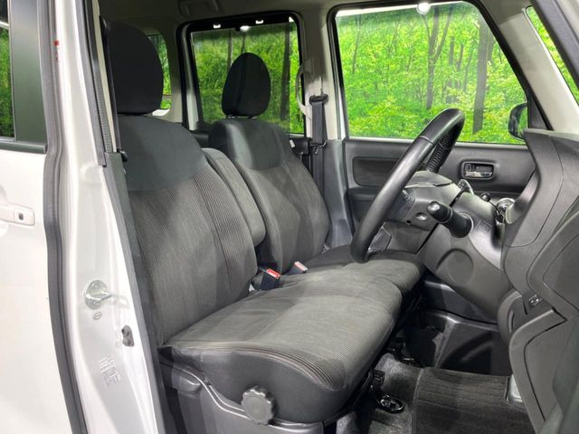 運転席シート廻りは使用感も少なく、良好な状態となっています。丁寧に使われていたことがよくわかりますね。