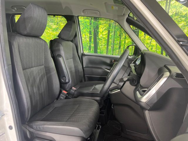 運転席まわりには十分なスペースがあり、大柄な方でもゆったり運転していただける環境です。