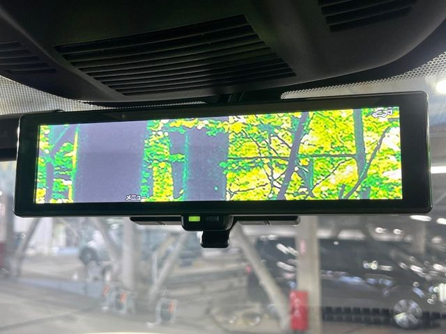 【インテリジェントルームミラー】後席の大きな荷物や同乗者で後方が確認しづらい時でも安心!カメラが撮影した車両後方の映像をルームミラー内に表示。クリアな視界で状況の確認が可能です!