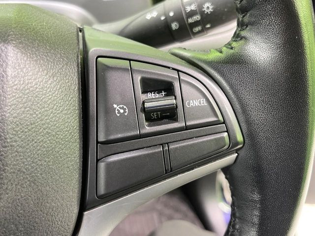 【クルーズコントロール】高速道路もラクラク走行。アクセルを離しても一定速度で走行ができ、長距離運転時の負担を軽減!加速・減速も簡単なスイッチ操作で調整できます。