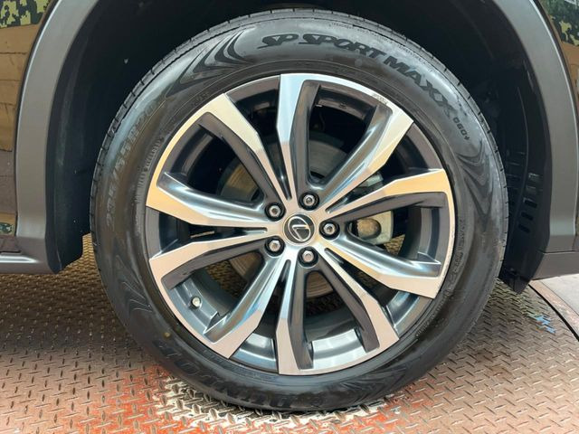【グレード専用純正20インチアルミホイール】デザイン性の高い純正アルミホイールを装着しております。各種社外アルミホイールや、スタッドレスタイヤも取扱いしております。是非ご相談ください♪