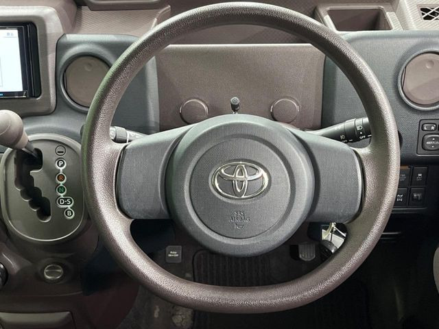 �C���e���A�ɍ��킹���f�U�C���̃X�e�A�����O�́A�^�]�������̂��Ƃ��l���A�^�]���₷���`��A�傫���ł��B�����x�A���ۂɐG���Ă��m���߂��������B