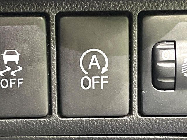 【アイドリングストップ】赤信号や渋滞で停車した際にエンジンを停止し、無駄な燃料の消費を抑えます。燃費向上や環境保護につなげる機能♪エンジンはブレーキを離せば再始動します。