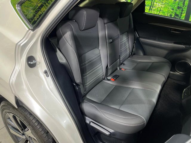 後部座席も気になるようなキズ・汚れやへたり等、大きなダメージはなく、良好な状態です。