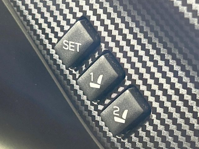 【メモリー機能付きパワーシート】ドライバーごとに設定したシート位置を記憶して、ボタン一つで切り替えできる便利な機能!運転する方が複数名いらっしゃるご家庭におすすめです♪