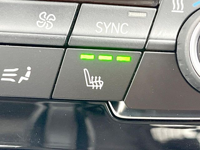 ●フロントシートヒーティング:運転席・助手席共に三段階で調節が可能なシートヒーターを装備しております。季節を問わず快適にご使用いただけます。