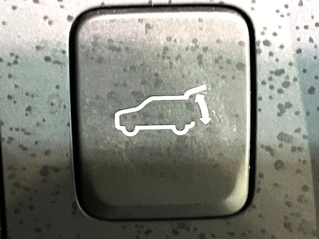 【パワーバックドア】スマートキーや運転席のボタンを押すだけでリアゲートが自動で開閉します!荷物を持っている時や、高い位置にあるバックドアを閉める際に便利な機能です♪