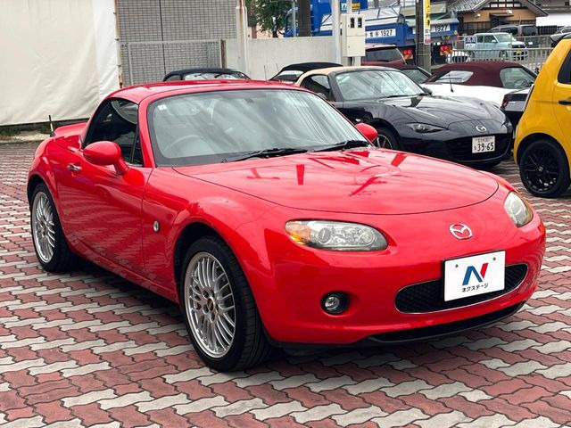 高透明度のガラス皮膜で撥水はもちろん、上質なツヤ・光沢を実現。紫外線や酸性雨から大切な愛車を保護し、色あせ・劣化を防止。「弾スプラッシュコート」、「弾プリミッサコート」からお選びいただけます。