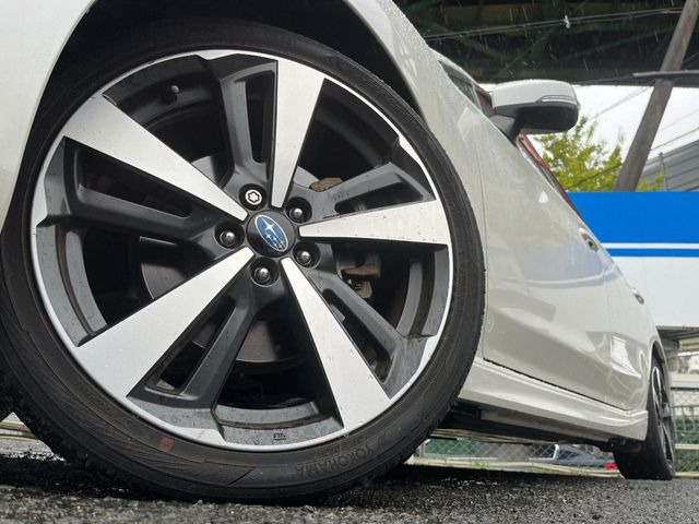 【純正18インチアルミホイール】外観にマッチした純正アルミホイールを装着しております。各種社外アルミホイールや、スタッドレスタイヤも取扱いしております。是非ご相談ください♪