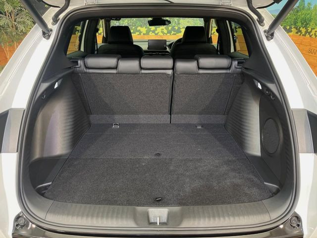 ���i�̂���������ʋ΁A���}���ɏ\���ȉ׎��X�y�[�X���m�ۂ��Ă���܂��B�Z�J���h�V�[�g��|���ƁA�傫�ȉו��̐ύڂ��\�ł���