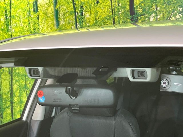 【アイサイトVer3】前方の車両等を検知し、衝突しそうな時は警報で注意を促し、ブレーキを踏む力をサポート。ブレーキを踏めなかった場合は衝突被害軽減ブレーキが作動、衝突回避をサポートします。