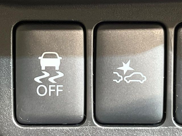 【エマージェンシーブレーキ】走行中に前方の車両等を認識し、衝突しそうな時は警報とブレーキで衝突回避と被害軽減をアシスト。より安全にドライブをお楽しみいただけます。