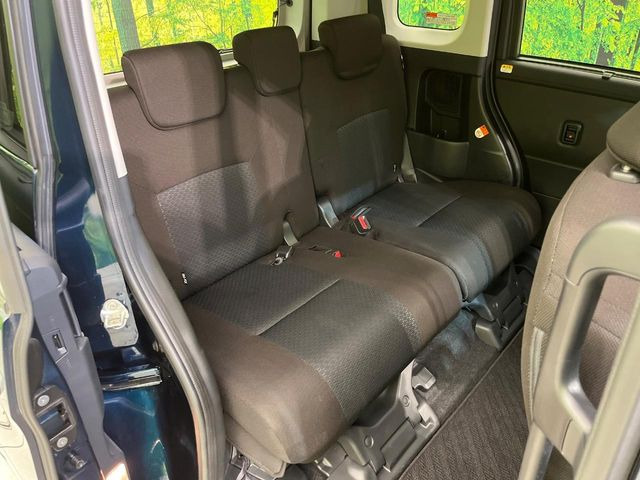 後部座席も気になるようなキズ・汚れやへたり等、大きなダメージはなく、良好な状態です。
