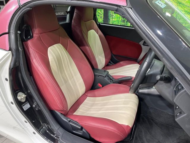 【専用スポーツシート】ホールド性に優れ、カーブ時の体が流れを抑制してくれます。また、体にフィットするから腰や背中が疲れにくく、ロングドライブや高速走行でも快適にお過ごしいただけます♪