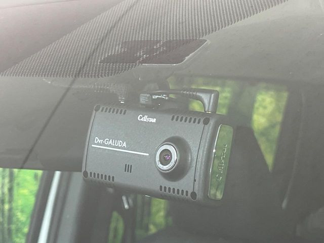 【ドライブレコーダー】安心・安全なカーライフに必須のドライブレコーダーを装備!走行中はもちろん、あおり運転や事故に遭遇した際の状況も映像で記録し、万一のリスクに備えます。