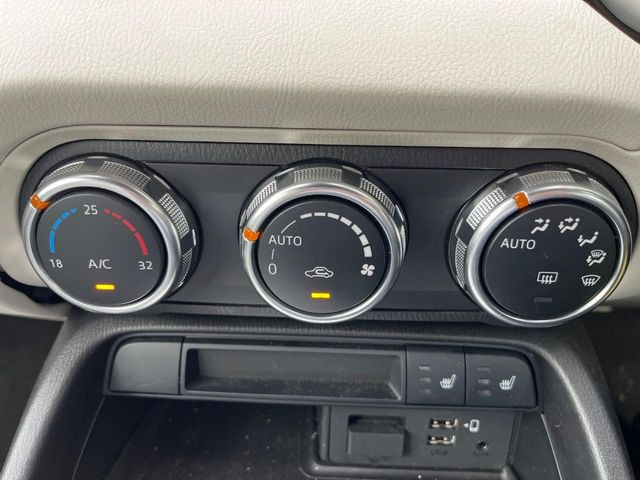 【オートエアコン】一度お好みの温度に設定すれば、車内の温度を検知し風量や温度を自動で調整。暑い…寒い…と何度もスイッチ操作をする必要はありません。快適な車内空間には必須の機能ですね♪