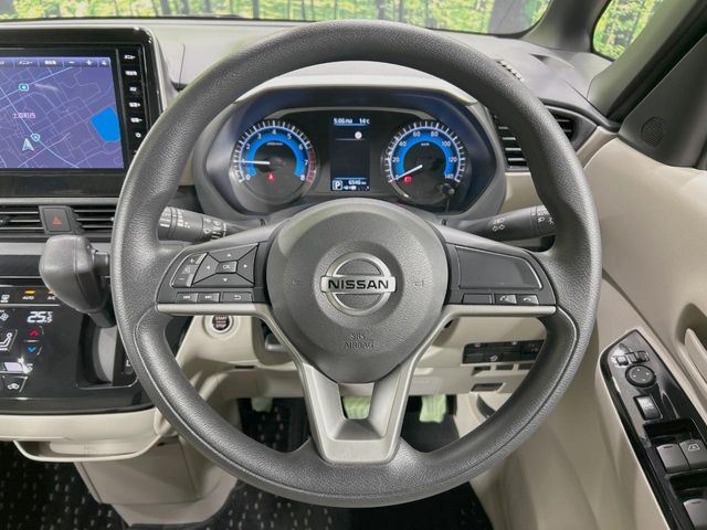 �C���e���A�ɍ��킹���f�U�C���̃X�e�A�����O�́A�^�]�������̂��Ƃ��l���A�^�]���₷���`��A�傫���ł��B�����x�A���ۂɐG���Ă��m���߂��������B