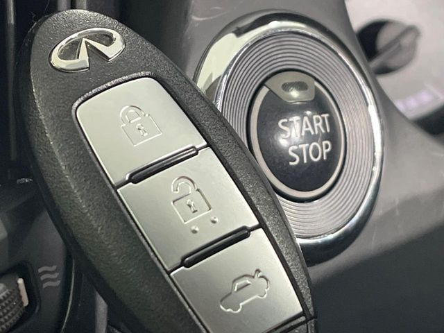 【インテリジェントキー】カバンやポケットに入れたままでもドアの施錠・解錠が可能なスマートキーを装備。エンジンのオン・オフ時もカギを取り出す必要が無いからとっても便利です♪