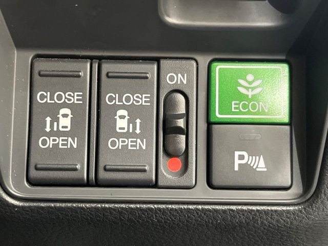 【両側パワースライドドア】スマートキーや運転席のスイッチで後席両側スライドドアの開閉が可能♪電動だから力を入れてドアを開ける必要が無く、小さなお子様でも簡単に開け閉めでき快適です♪