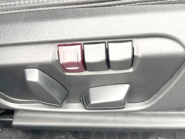 ●メモリー付きパワーシート:あなたに合わせたシートポジションが2つまで登録可能!フルパワーシートだから座席調整も楽々♪お好みのシートポジションで、ストレスないドライブをお楽しみください。