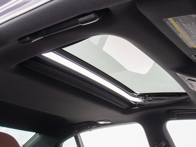 人気装備のサンルーフが付いています!上下チルトに前後スライド機能が付いていますので、様々なドライブシーンで活躍してくれます!!開放感ある車内空間は気持ちがいいですよ!是非体感してみて下さい!