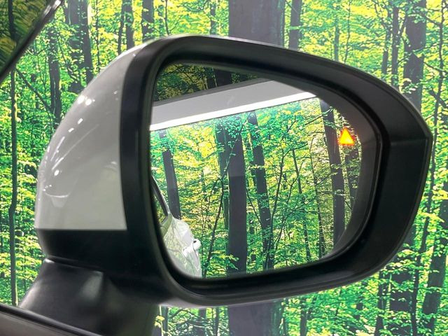 【後方車輛検知】走行中、ドアミラーの死角になりやすい箇所に後続車が接近するとサイドミラー付近に警告を表示、ドライバーに注意喚起をしてくれます。