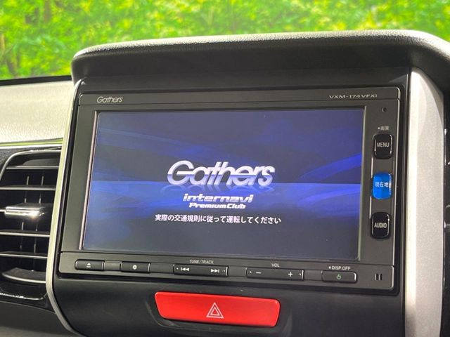 【純正ナビ】人気の純正ナビを装備しております。ナビの使いやすさはもちろん、オーディオ機能も充実!キャンプや旅行はもちろん、通勤や買い物など普段のドライブも楽しくなるはず♪