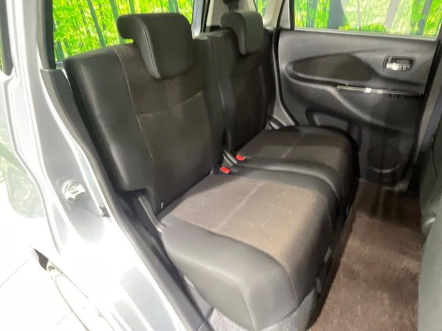 後部座席も気になるようなキズ・汚れやへたり等、大きなダメージはなく、良好な状態です。