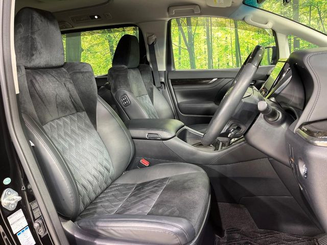 運転席まわりには十分なスペースがあり、大柄な方でもゆったり運転していただける環境です。