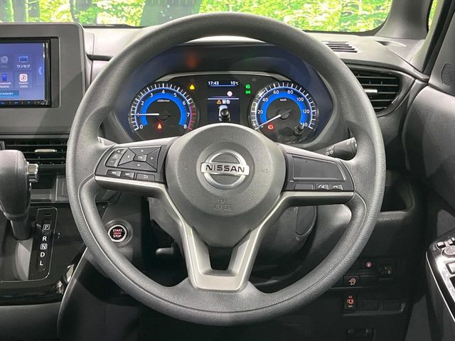 インテリアに合わせたデザインのステアリングは、運転される方のことも考え、運転しやすい形状、大きさです。是非一度、実際に触ってお確かめください。