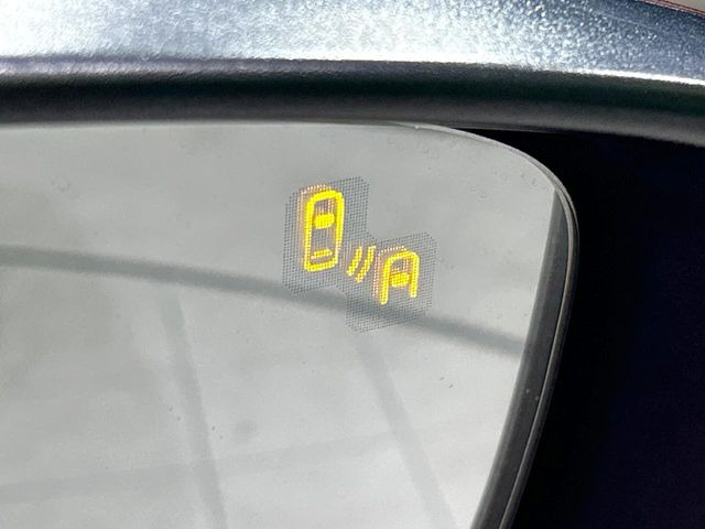 【ブラインドスポットモニタリング】走行中、ドアミラーの死角になりやすい箇所に後続車が接近するとサイドミラー付近に警告を表示、ドライバーに注意喚起をしてくれます。