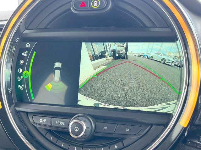 ●ガイドライン付きバックカメラ:不安な駐車もこれで安心!ガイドライン付きなので狭い箇所での駐車もラクラクです!