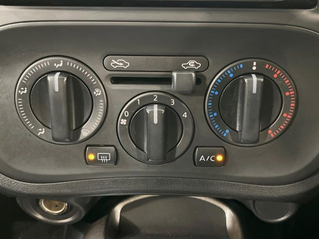 寒い冬も暑い夏も全席に快適な空調を届けてくれる、ダイヤル式エアコンを装備♪