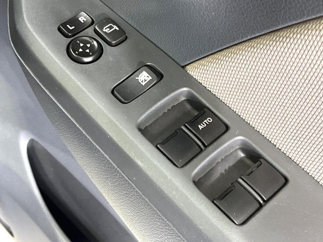 【電動格納ミラー】サイドミラーは電動格納式となっており、狭い駐車場でもキズがつくリスクを抑えられます。