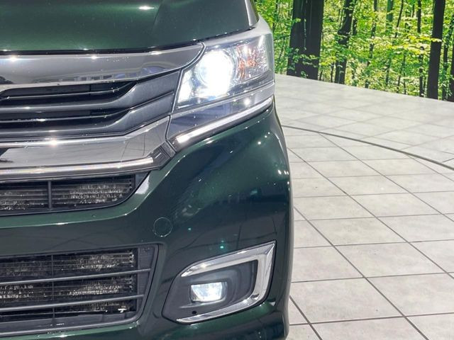 【HIDヘッドライト】非常に明るく前方を照らしてくれるので、悪天候や夜間の走行時も視界良好で安心してお乗りいただけます。