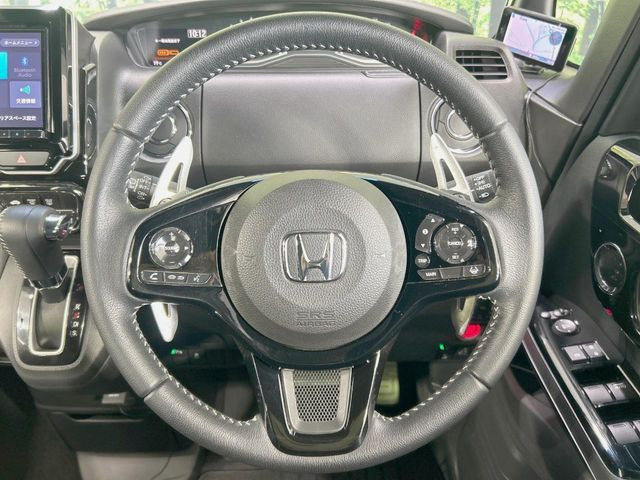 【パドルシフト】ハンドルから手を離さずに素早くシフトアップ&ダウンができるので、エンジンブレーキを使う下り坂や高速道路の合流で加速したい場面で役立ちます。