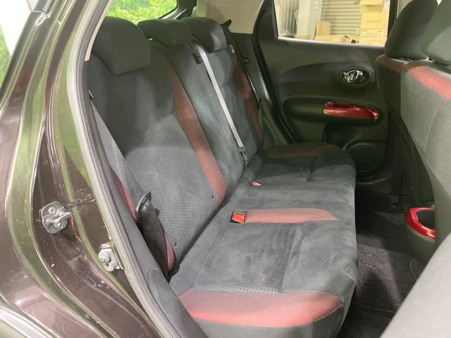後部座席も気になるようなキズ・汚れやへたり等、大きなダメージはなく、良好な状態です。