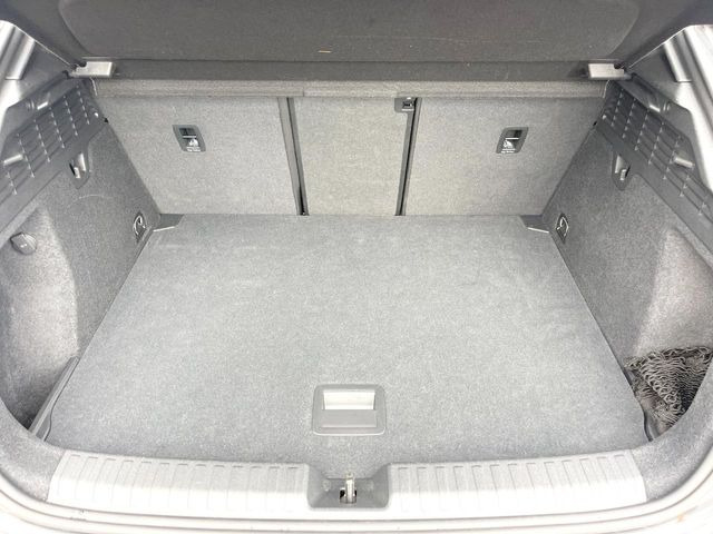 ●トランクルーム:趣味が広がる収容スペース!これだけの広さがあればお買い物やレジャーなどにも最適です!使用感も少なくきれいな状態を維持しております。